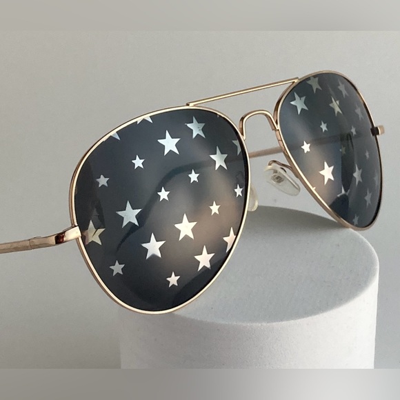 Free People Starry Eyed Aviator sunglasses Color: Gold / black - Picture 6 of 12